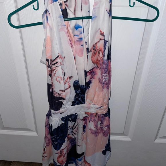 Pink and blue floral romper with open back - Picture 2 of 3